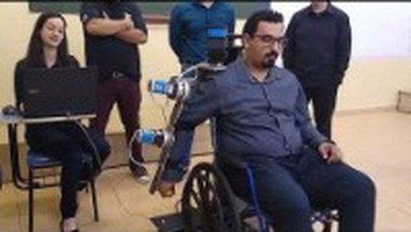 Grupo de pessoas em atividade com usuário de cadeira de rodas